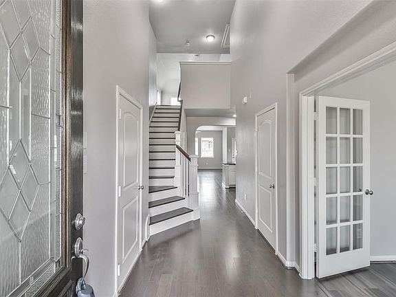 4th image of 215 Fairwood Springs Ln