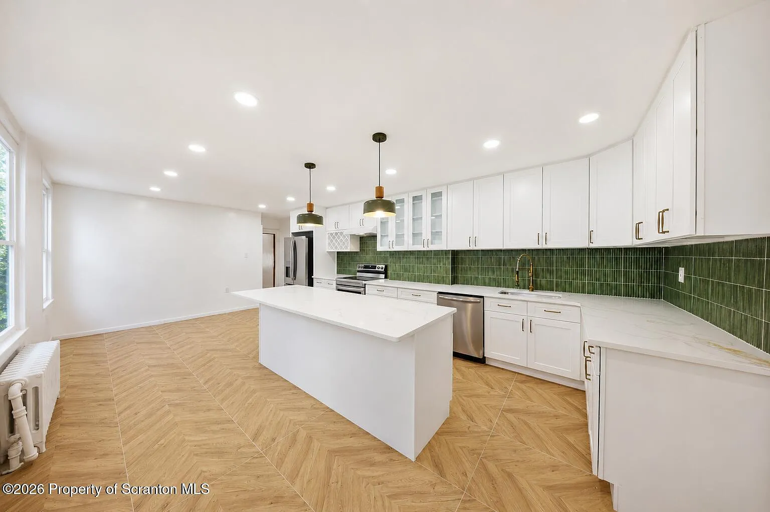 5 bed, 2.5 bath, 1800 sqft, $2,095 — Photo 2