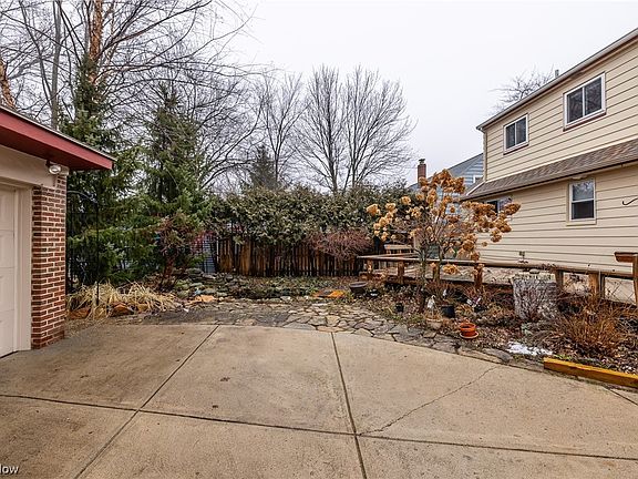 4th image of 984 Clinton Ave