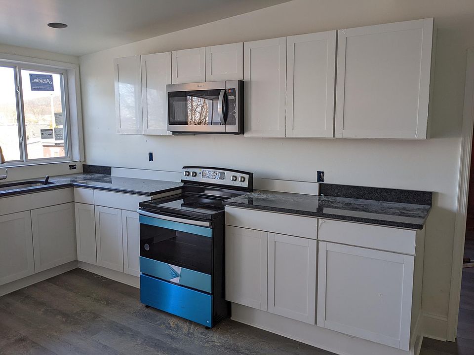 Kitchen with new appliances (December 2021) and granite counters