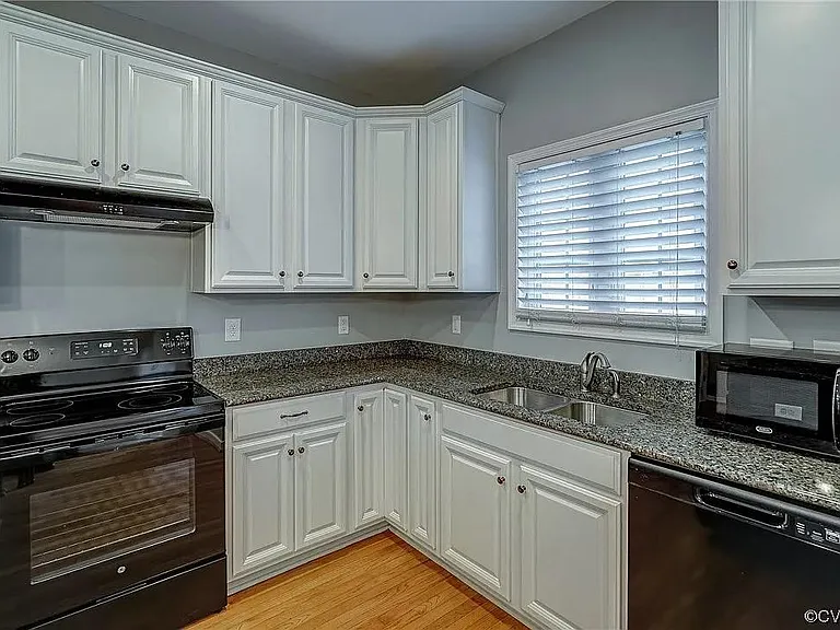 3909 Village Townes Walk — Photo 2