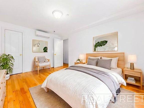 5th image of 527 Chauncey St APT 1