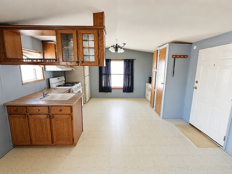 546 Selkirk Dr — Photo 1