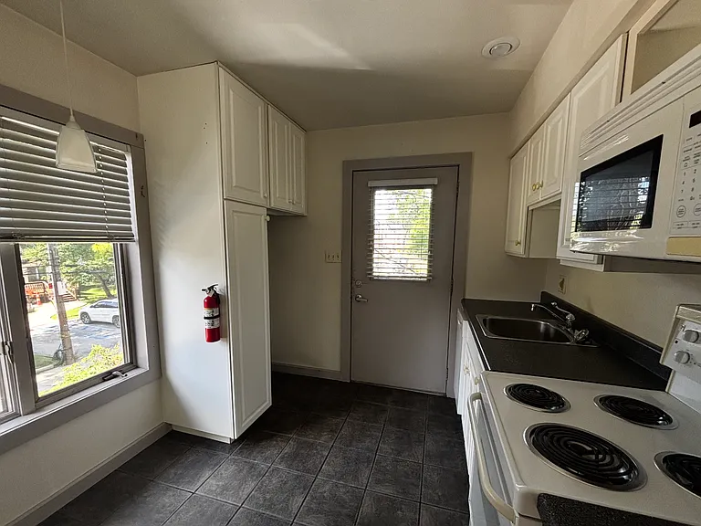 319 N Park Ave — Photo 2