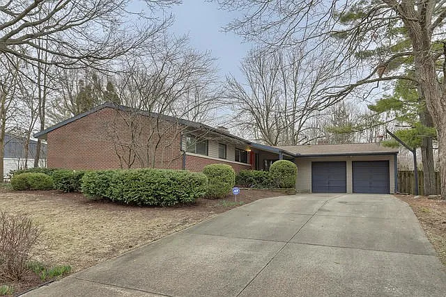 1103 Lincolnshire Dr photo 1