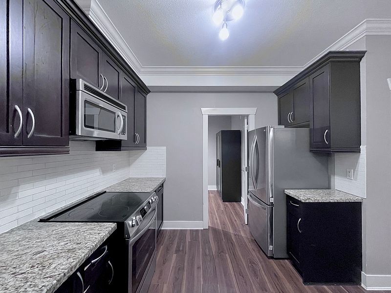 Surrey Apartment for rent - 2 Bedrooms — photo 12