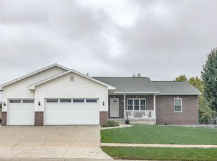 612 Rosedale Dr, Center Point, IA 52213