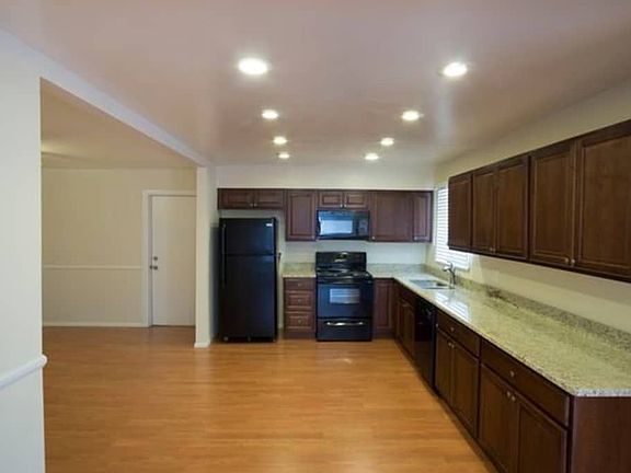 4th image of 1438 W Huntington Dr