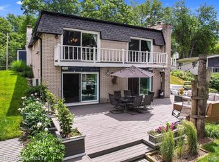 1801 Ridge Rd, White Lake, MI 48383