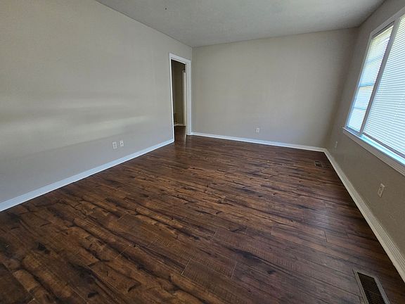 2nd image of 300 W 33rd Pl