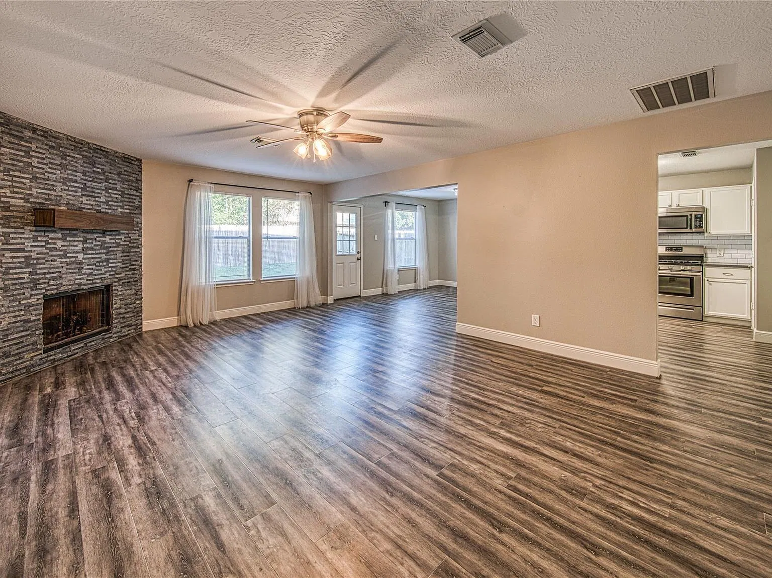 4 bed, 2.5 bath, 1706 sqft, $1,900 — Photo 3