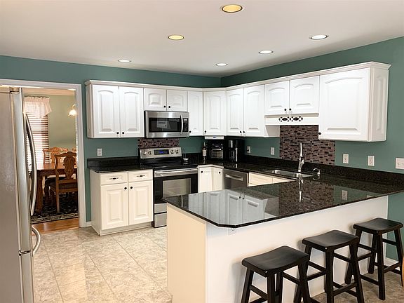3rd image of 4300 Foxmoor Dr