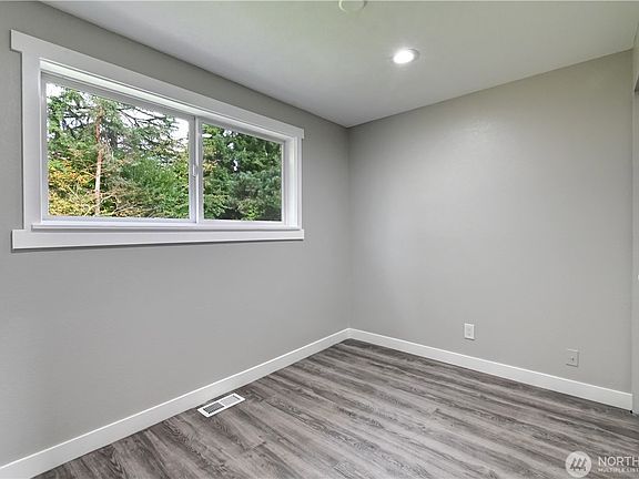4th image of 15154 SE Newport Way