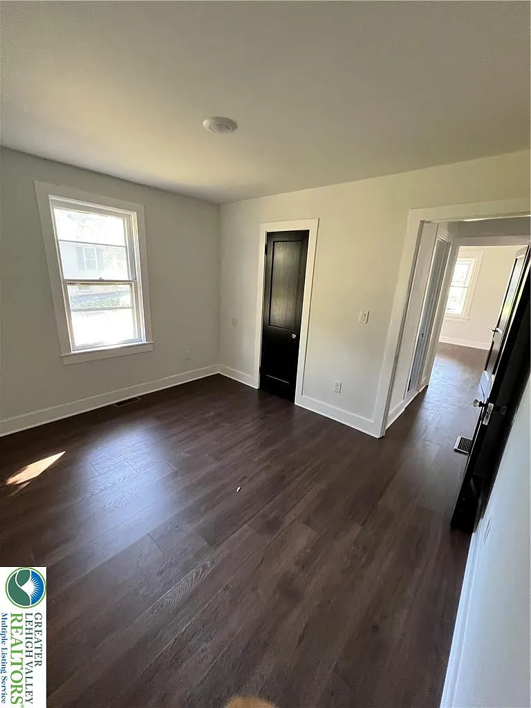 3 bed, 1.0 bath, 1300 sqft, $1,899 — Photo 3