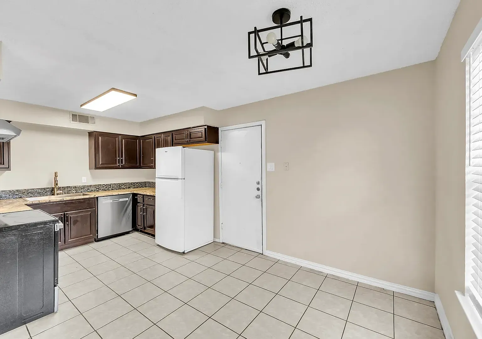 3024 Tudor Ln — Photo 2