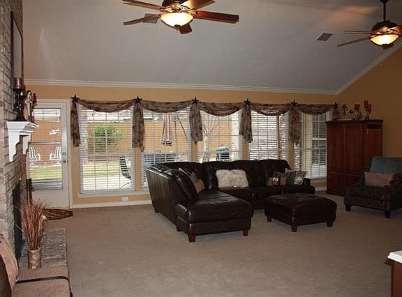 3rd image of 2707 Wagonwheel Dr