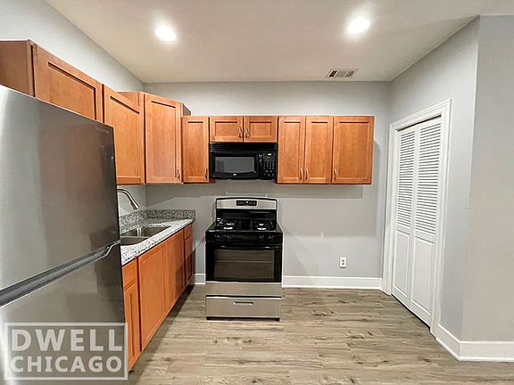 3rd image of 1421 N Rockwell St #3E