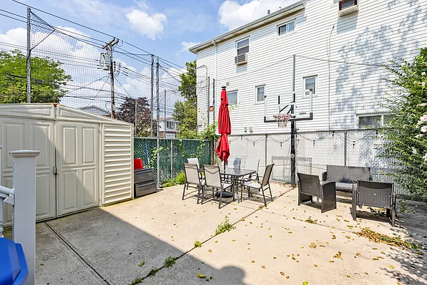 Sold by Remax Edge | media 36