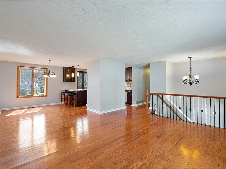 16 Wheatfield Dr — Photo 4