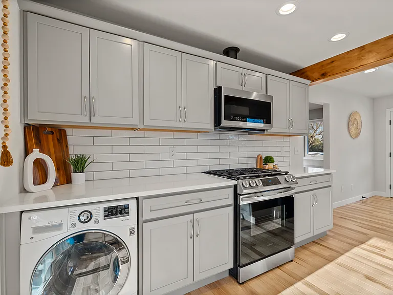 637 Stover St — Photo 7
