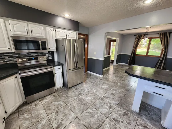 1904 Crescent Dr, Manhattan, KS 66503