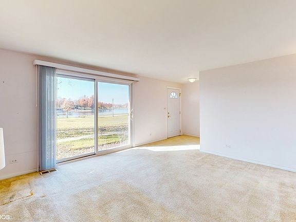 4th image of 32 N Salem Dr #0