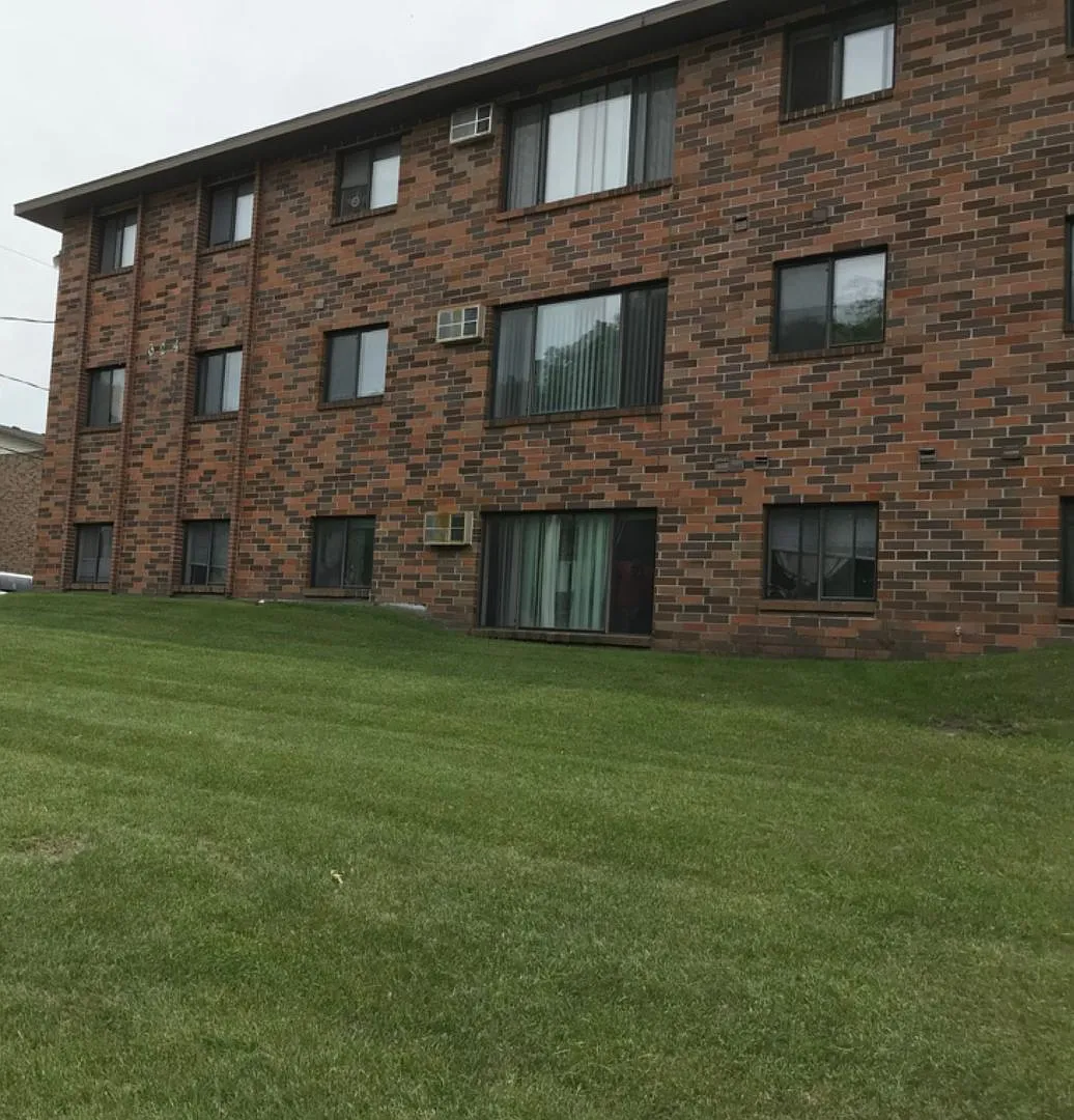 Move In Special $1150.00 4 Bedroom Apartment — Photo 1