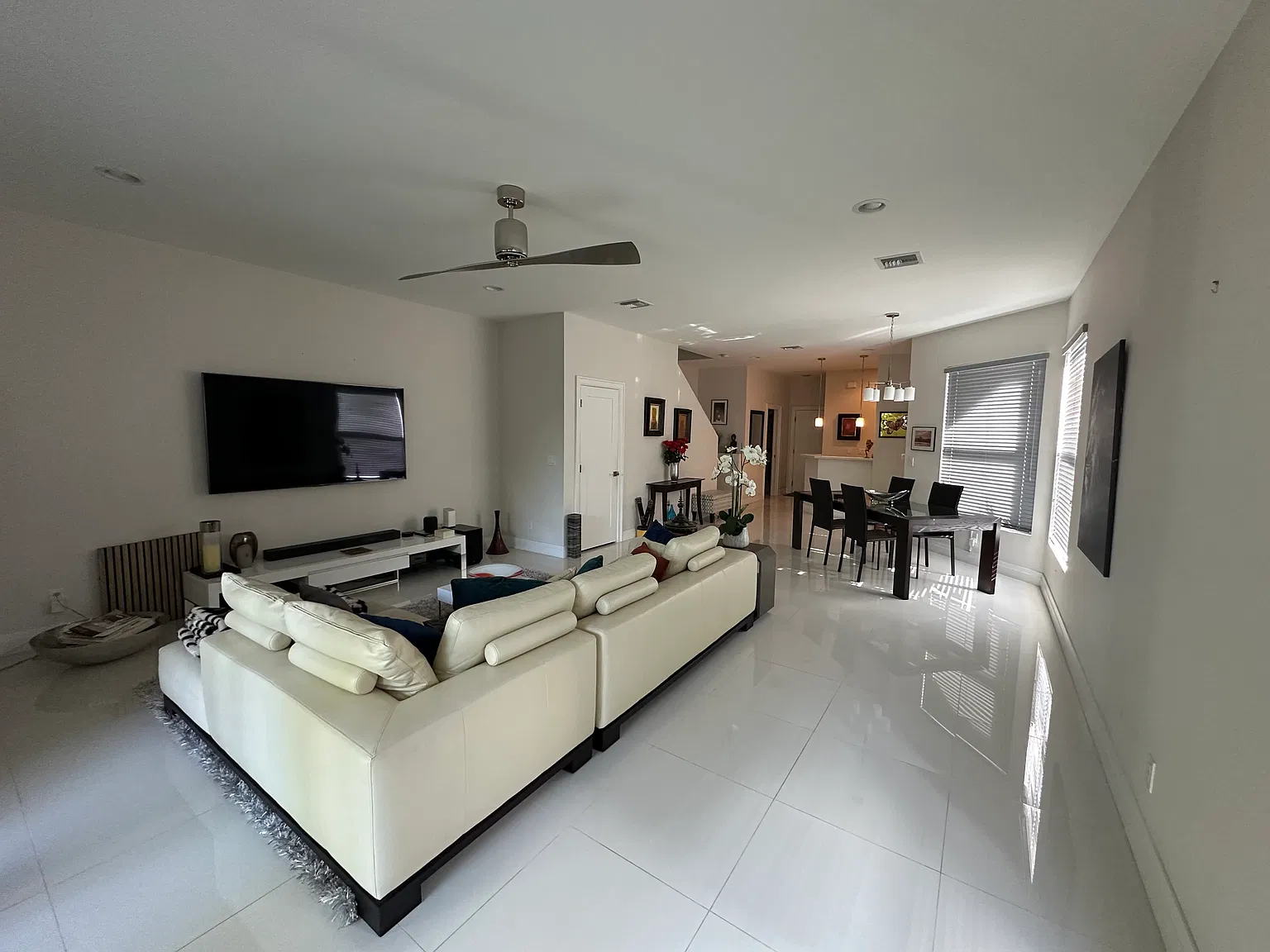 3 bed, 2.5 bath, 2400 sqft, $1,400 — Photo 4