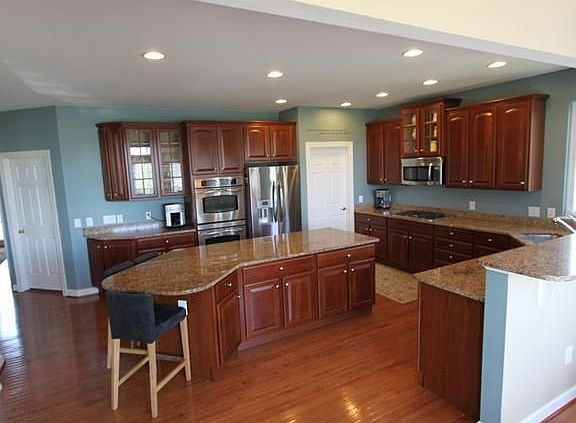 Gourmet Kitchen w/ Granite & Stainless Appliances