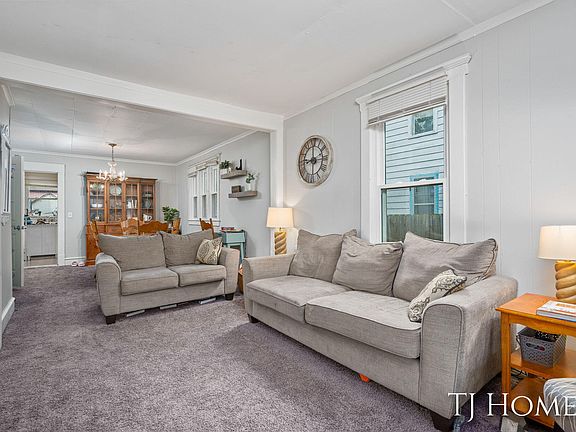 3rd image of 1118 Davis Ave NW