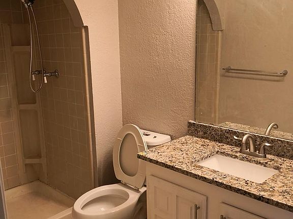 5th image of 940 Lombardy Dr