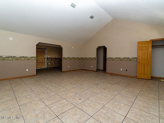 5th image of 136 MOOSEHEAD Street