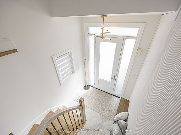 3rd image of 93 Ridge Gate Cres