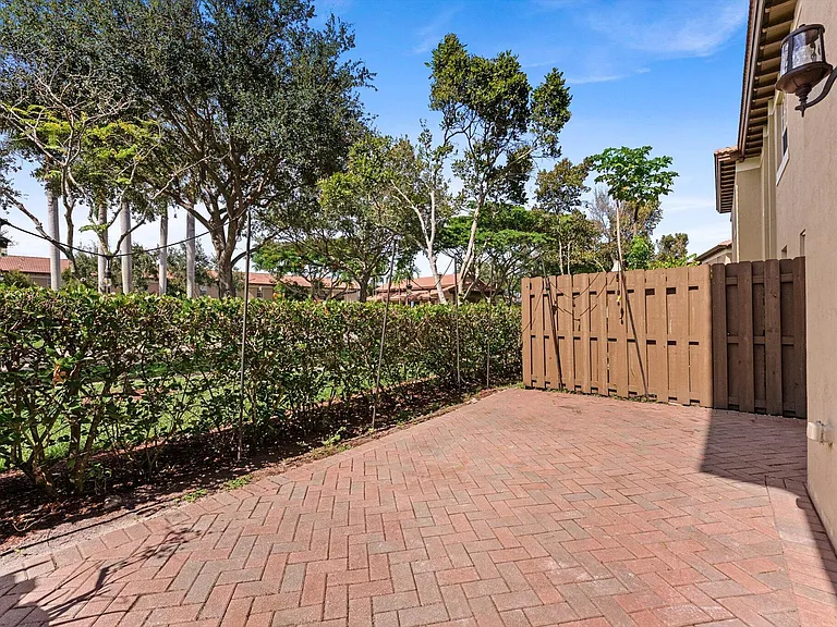 6884 Julia Gardens Dr — Photo 12
