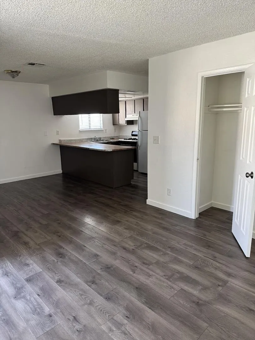 2377 Exeter Dr — Photo 2