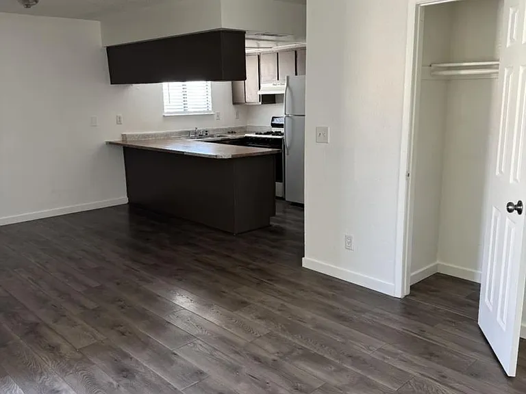 2377 Exeter Dr — Photo 2