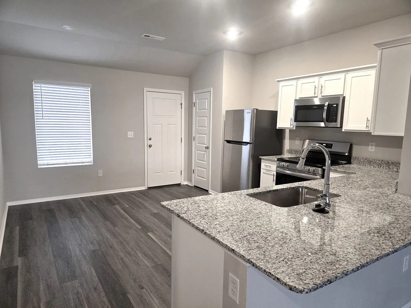 Move-In Special: $500 Off! Spacious & Stylish Home In The Desirable Walnut Hill Community! — Photo 3
