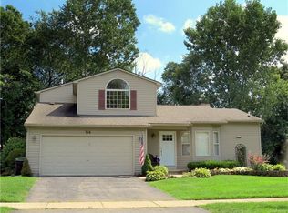 716 Eagle Heights Dr, South Lyon, MI 48178
