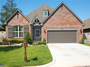 821 W Urbana St S, Broken Arrow, OK 74012