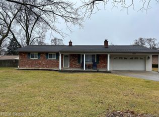 6252 Waking Ln, Waterford, MI 48329
