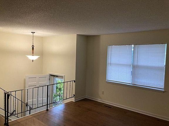 4th image of 828 Greenhills Dr SE