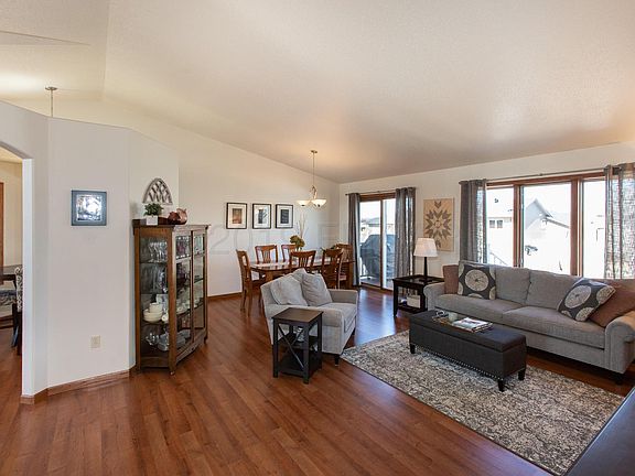 4th image of 926 36th Ave W