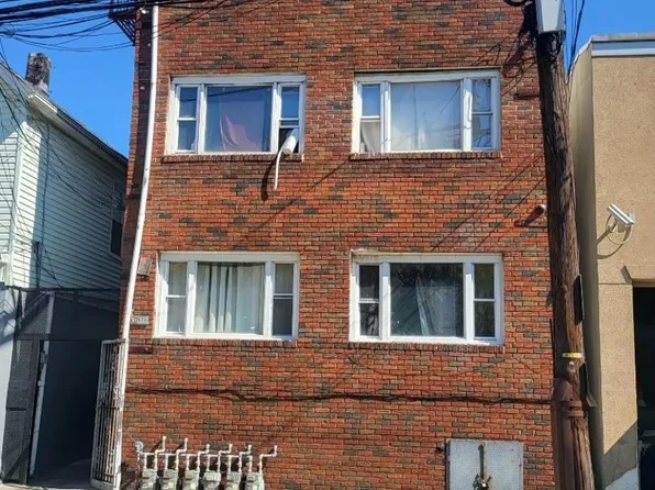 111 Pine St, Elizabethport, NJ 07206