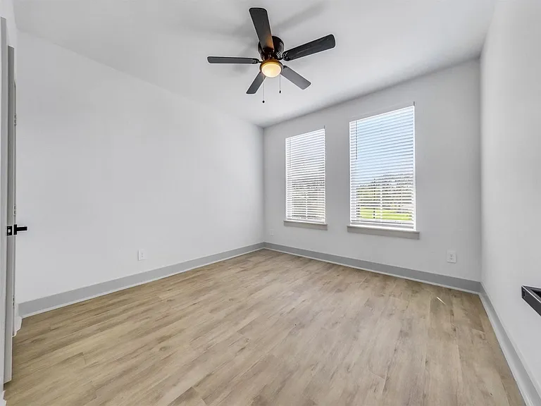 2410 Vaughn St #E — Photo 19