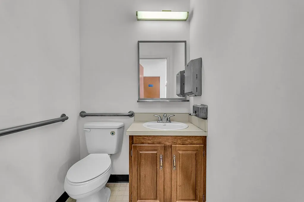 12 bed, 4763 sqft, $3,995 — Photo 4