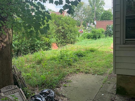 4th image of 401 E Sanger St #403