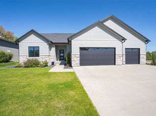 9450 Bottlebrush Rd, Norwalk, IA 50211