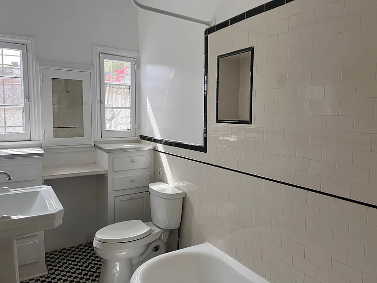 741 S Mansfield Ave — Photo 24