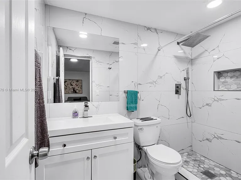 975 SW 10th St — Photo 5