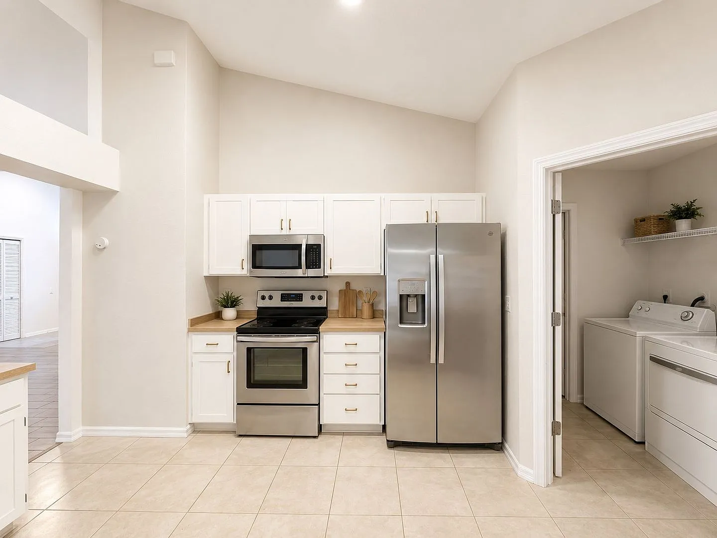 3 Bedroom 2.5 Bath In Alafaya Woods - Lawn Care Included — Photo 4